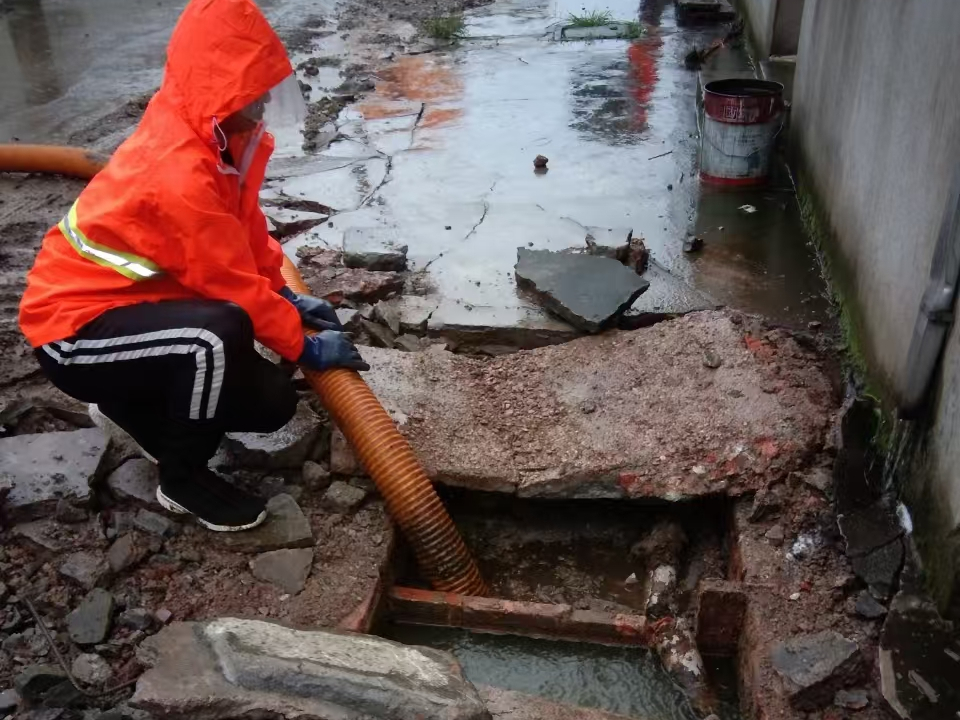 文殊镇专业清理污水池 炜誉市政以规范流程守护城市 “肠道”